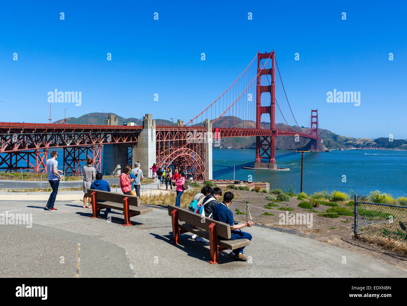 Touristen vor der Golden Gate Bridge in der Nähe von der Golden Gate Bridge Pavillon, Presidio Park, San Francisco, Kalifornien, USA Stockfoto