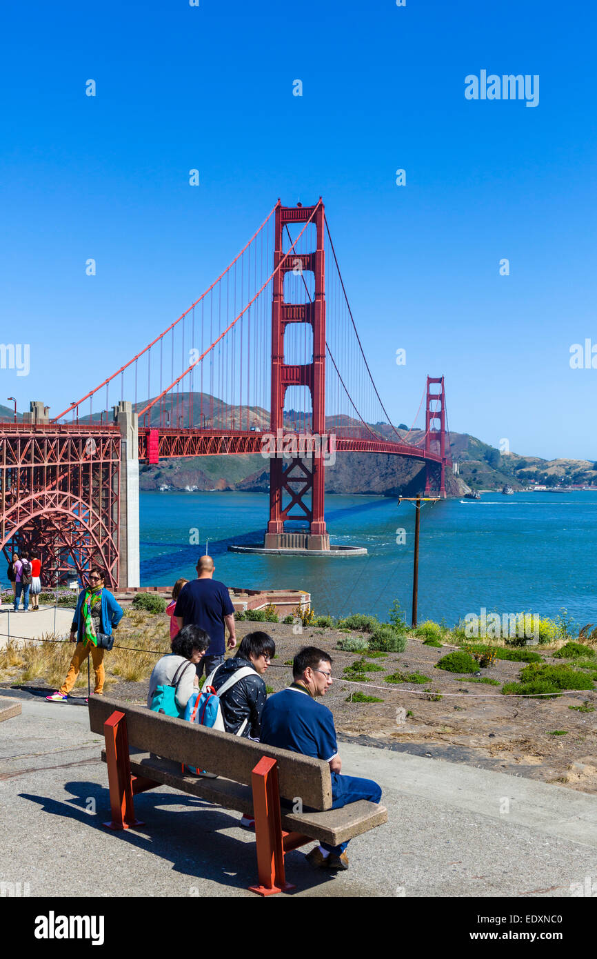 Touristen vor der Golden Gate Bridge in der Nähe von der Golden Gate Bridge Pavillon, Presidio Park, San Francisco, Kalifornien, USA Stockfoto