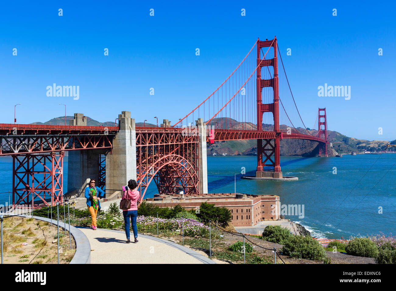 Touristen vor der Golden Gate Bridge über dem Fort Point, Presidio Park, San Francisco, Kalifornien, USA Stockfoto