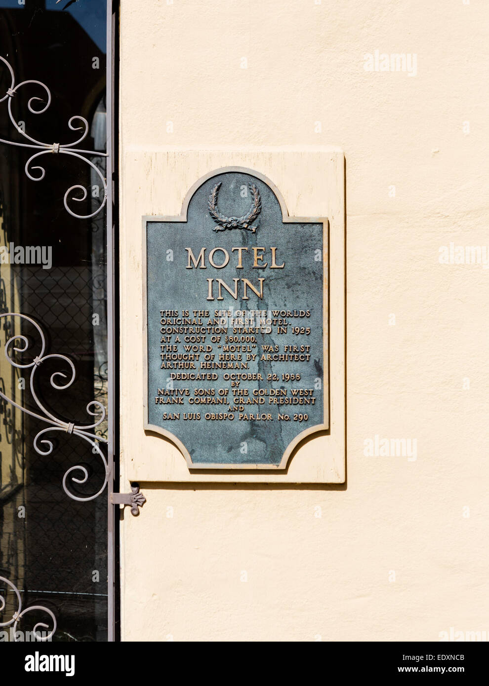 Gedenktafel vor dem heruntergekommenen Motel Gasthaus, früher Meilenstein Mo-Tel, weltweit erste Motel öffnete im Jahre 1925, San Luis Obispo, CA, USA Stockfoto