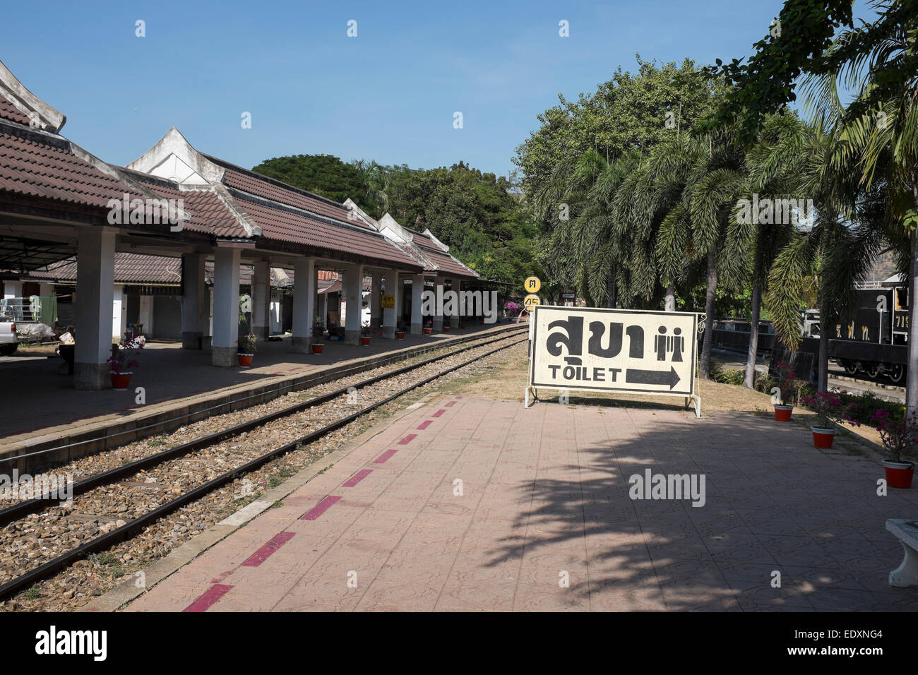 Große Toilette Schild am River Kwai Bahnhof in Kanchanaburi, Thailand Stockfoto