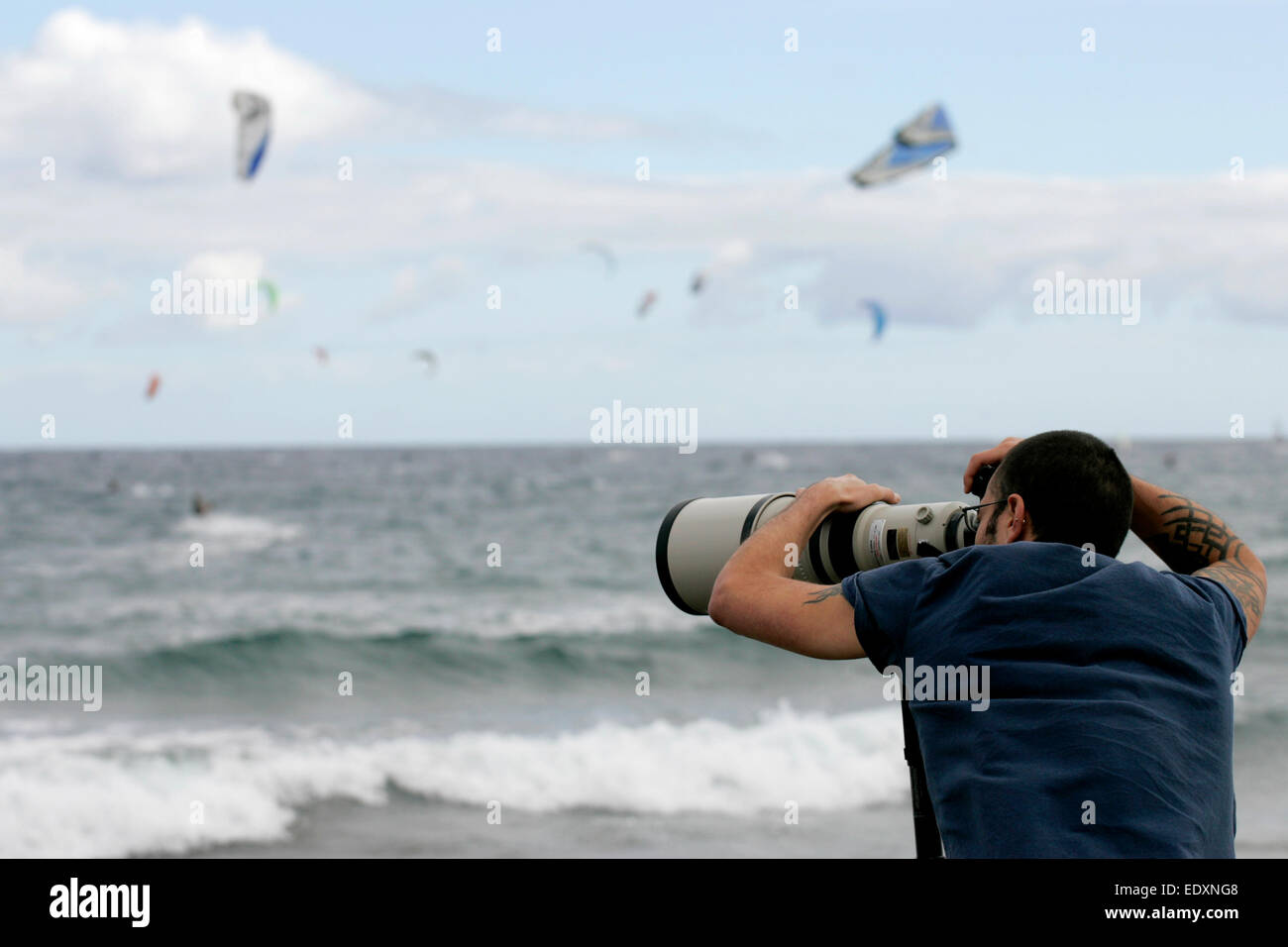 Fotografen mit Brille verwendet ein Teleobjektiv Canon beim Sport Stockfoto