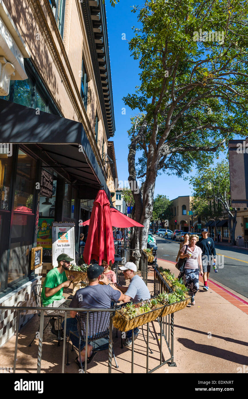 Straßencafe am Chorro Street in der Innenstadt von San Luis Obispo, Kalifornien, USA Stockfoto