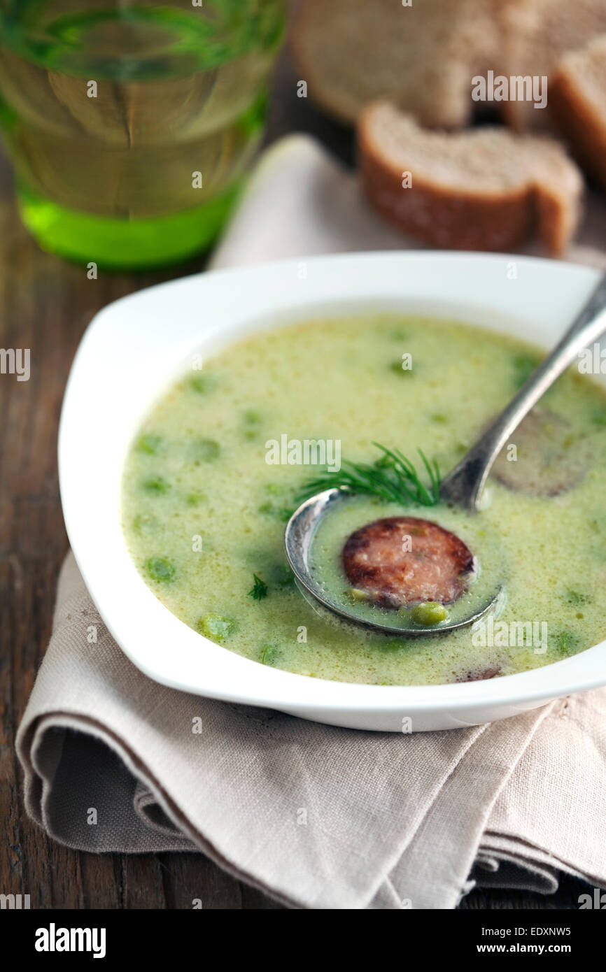 Grüne Erbsensuppe mit Wurst Stockfoto
