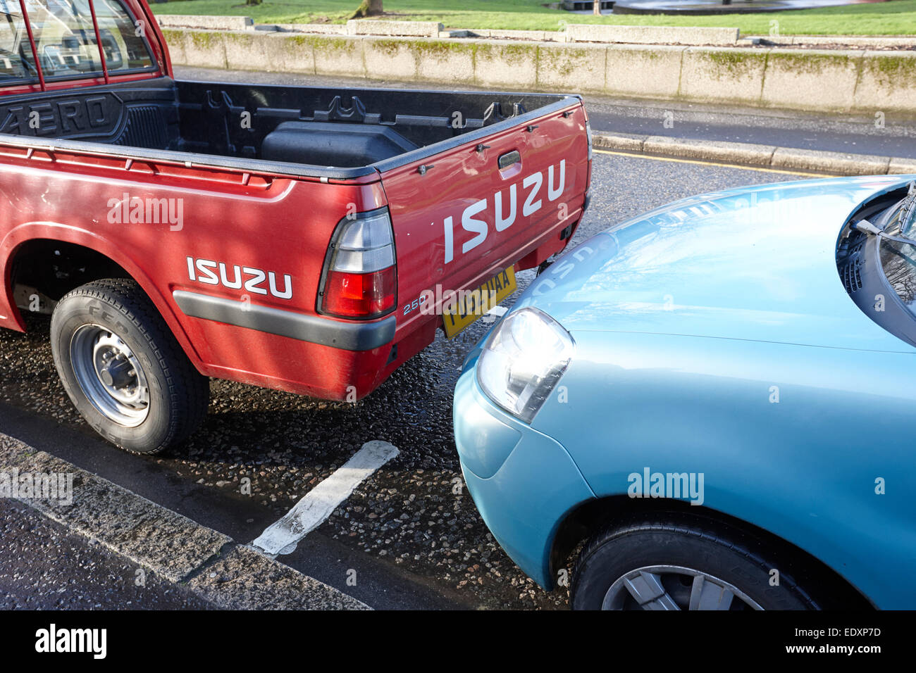 Auto geparkt Tellerrand ausgewiesenen Parkplätzen parken auf der Straße im Vereinigten Königreich Stockfoto