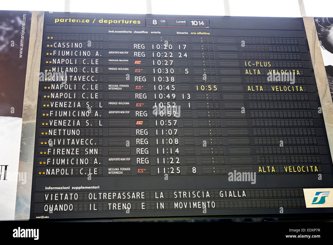 Zug-Anzeigentafel am Bahnhof Rom termini Stockfoto