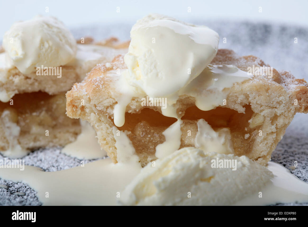 kleine Apfelkuchen mit Sahne bedeckt Stockfoto