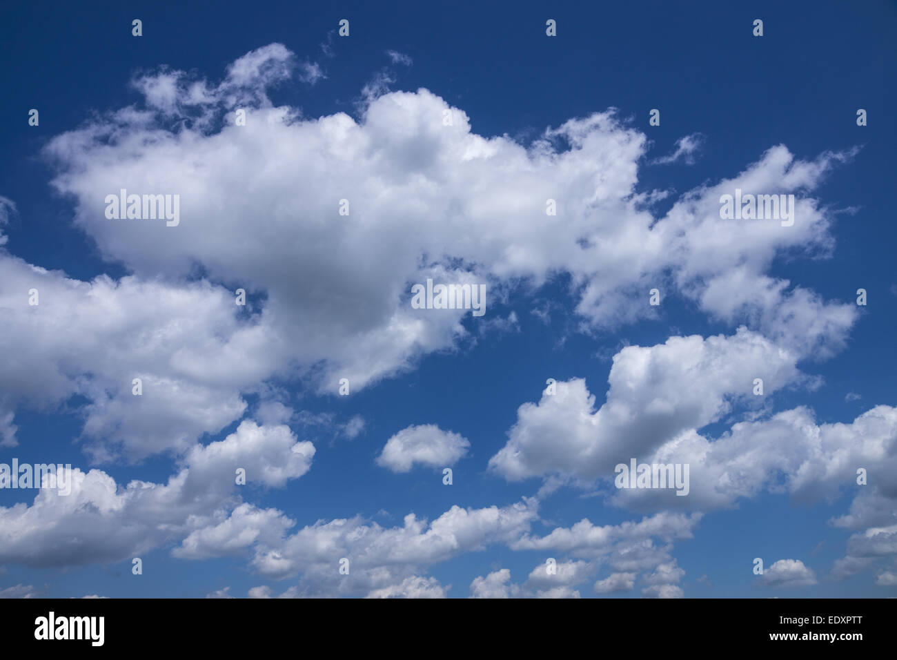 Weisse Wolken am Blauen Himmel, weiße Wolken am blauen Himmel, Hintergrund, Basic, blau, Wolken, bewölkt, Tag, Fackel, Fliege, Prognose, gl Stockfoto