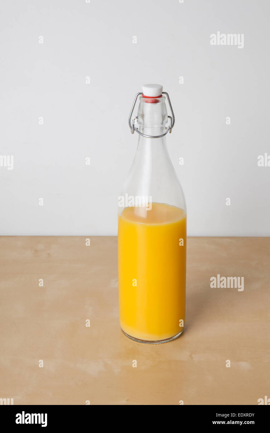 Orangensaft in Glasflasche Stockfoto