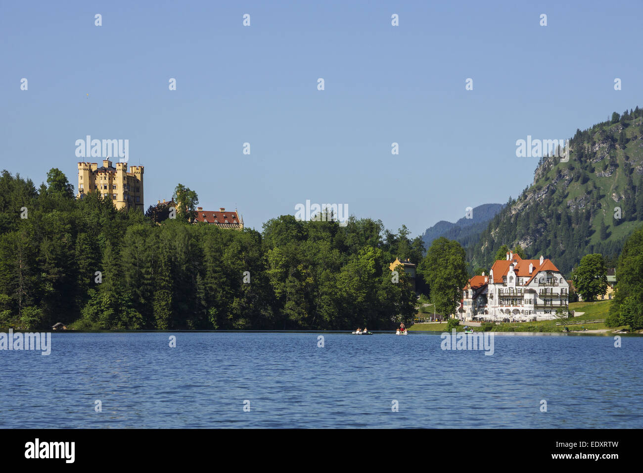 Alpsee Mit Blick Auf Schloss Hohenschwangau Und Hotel Alpenrose, Alpsee mit Blick auf Hohen Füssen Ostallgäu, Bayern, Deutschland Stockfoto