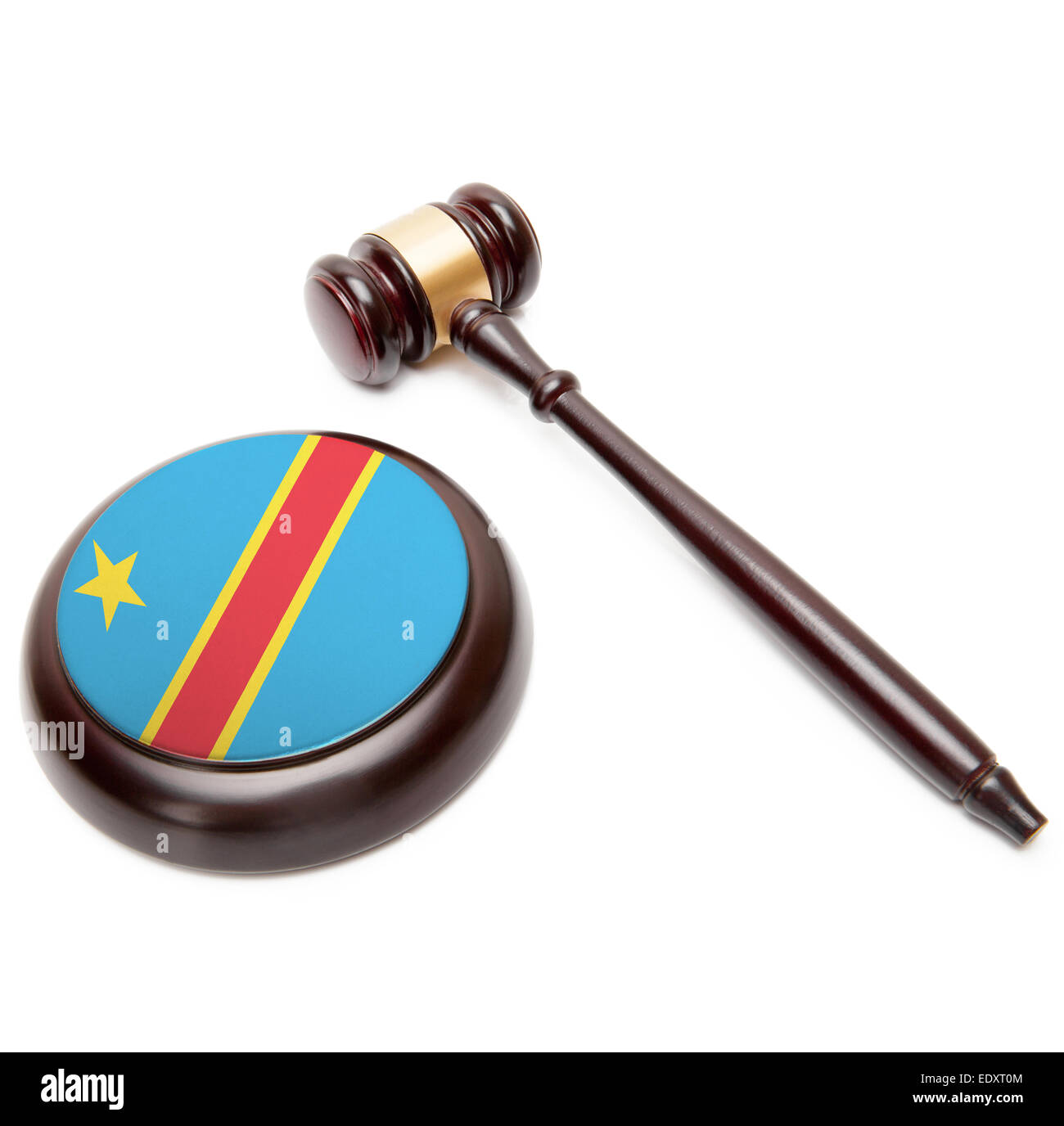 Hammer und Resonanzboden mit Nationalflagge drauf - demokratische Republik Kongo - Kongo-Kinshasa zu beurteilen. Stockfoto
