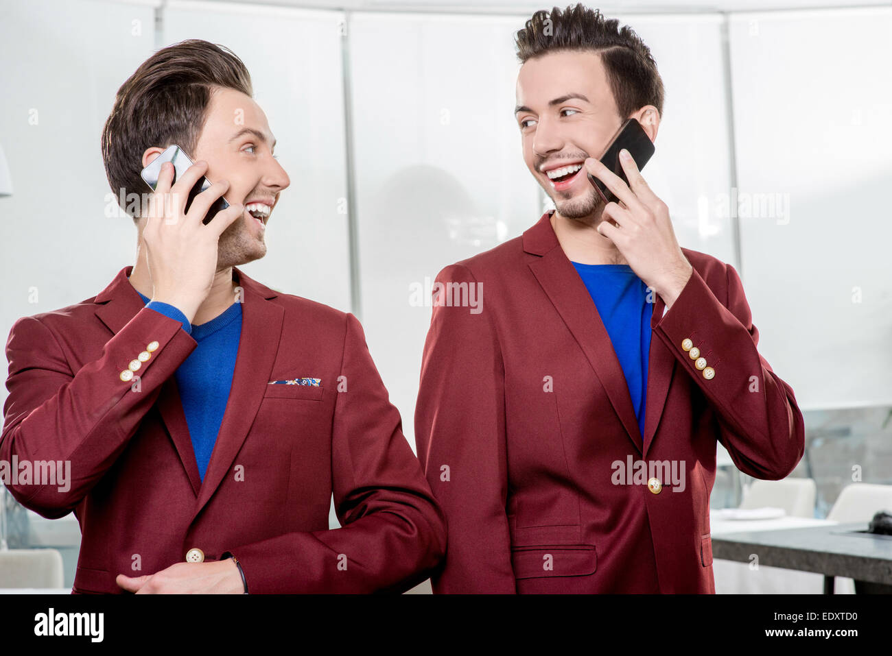 Geschäft Brüder Zwillinge mit Handys Stockfoto