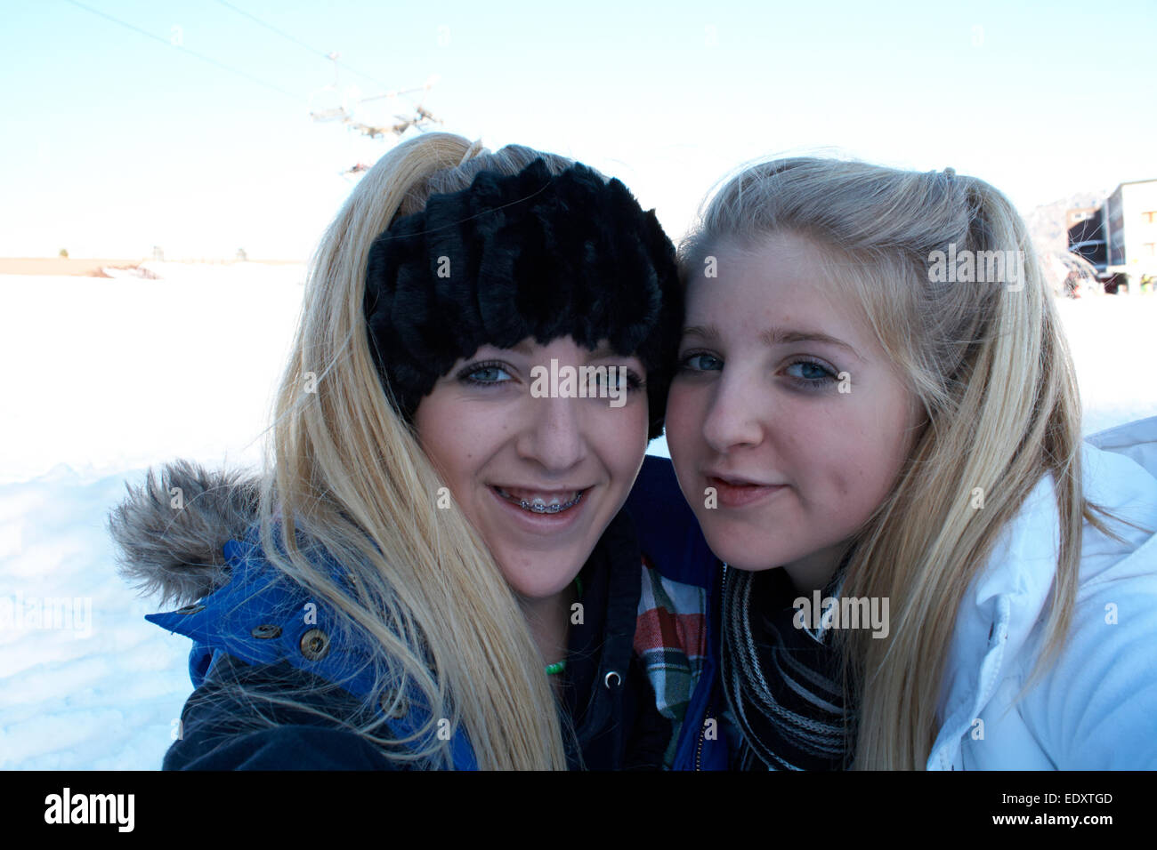 zwei blonde behaarte Mädchen im Teenageralter unter ein Selbstporträt auf einen Skiurlaub in der Schweiz Stockfoto