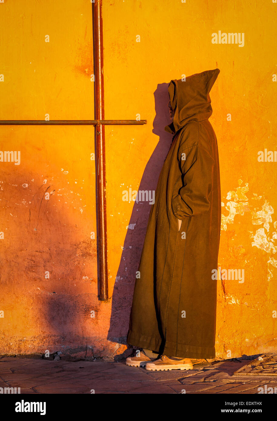 Eine marokkanische Mann trägt eine typische Djellaba, Marrakesch, Marokko Stockfoto