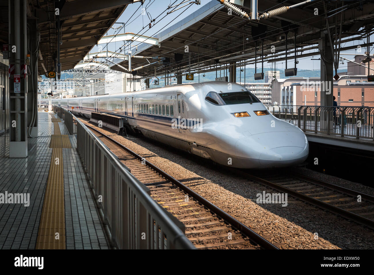 Ein Shinkansen Zug kommt an der Station, Bahnhof Kyoto, Kyoto, Japan Stockfoto