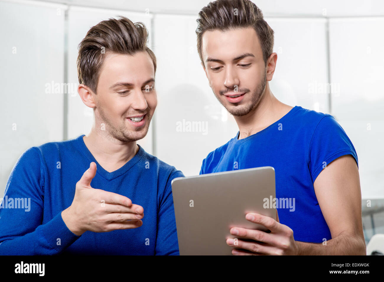 Brüder mit digital-Tablette Stockfoto