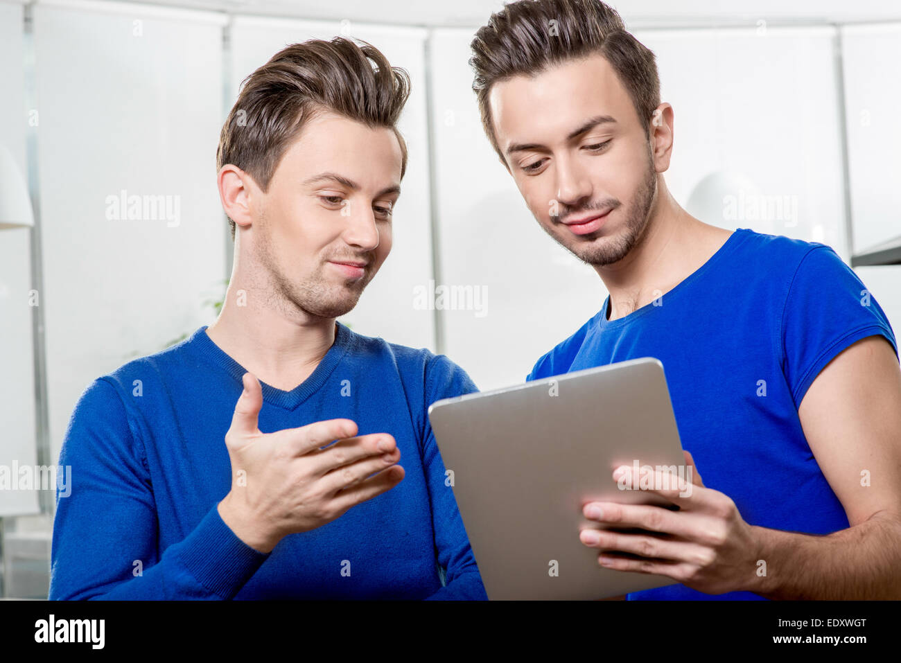 Brüder mit digital-Tablette Stockfoto