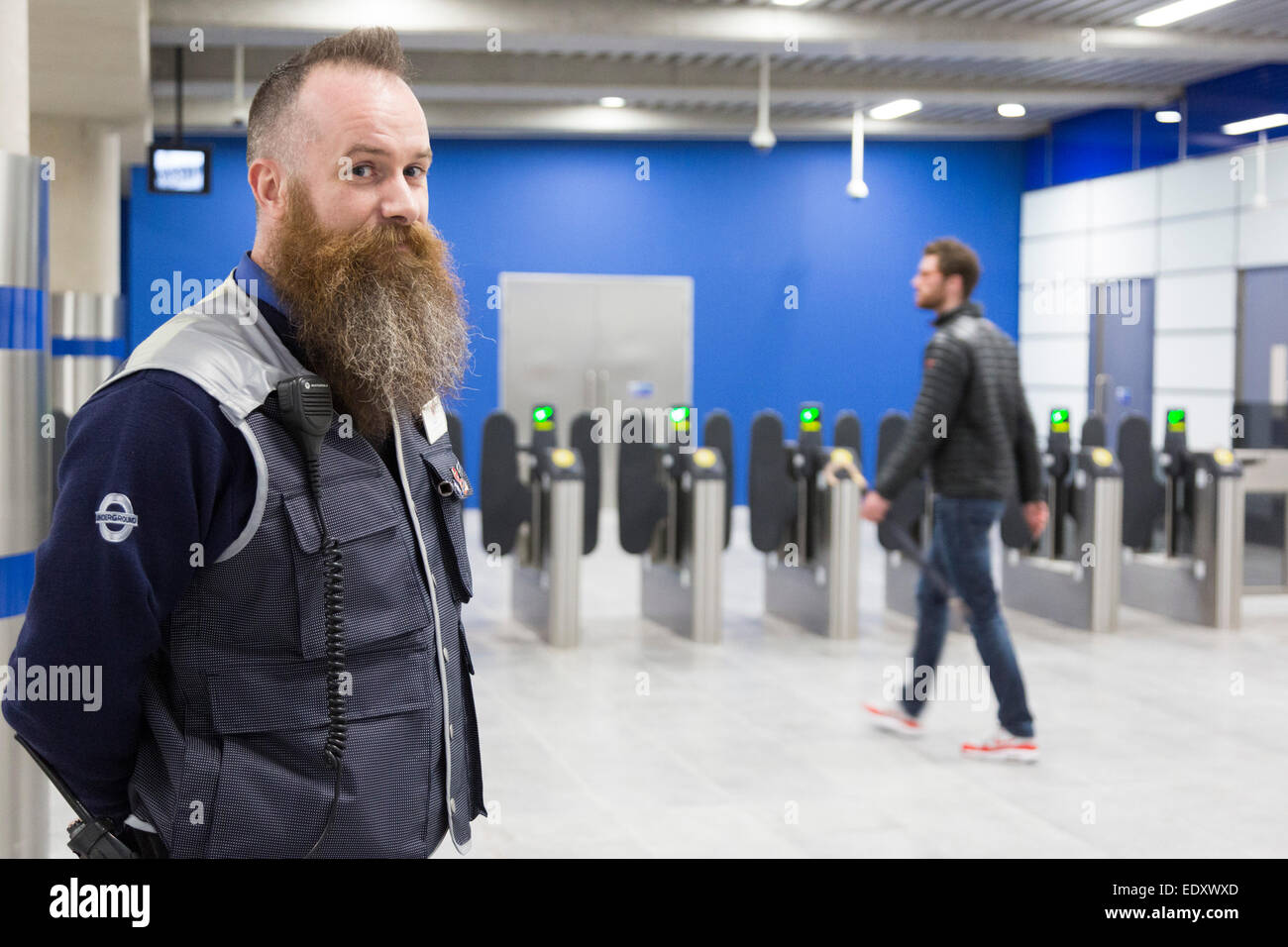 London, UK. 11. Januar 2015. Kunden, die Reisen auf der Northern Line am Sonntag bekam eine Vorschau auf die neue Tottenham Court Road u-Bahnstation die Montag, 12. Januar 2015 offiziell eröffnet wird. Derzeit gibt es keinen Austausch an der Central Line. Der neue Eingang ist auf der Ecke der Oxford Street/Charing Cross Road/Tottenham Court Road und es verfügt nicht über alle Kassen. Foto: Nick Savage/Alamy Live-Nachrichten Stockfoto