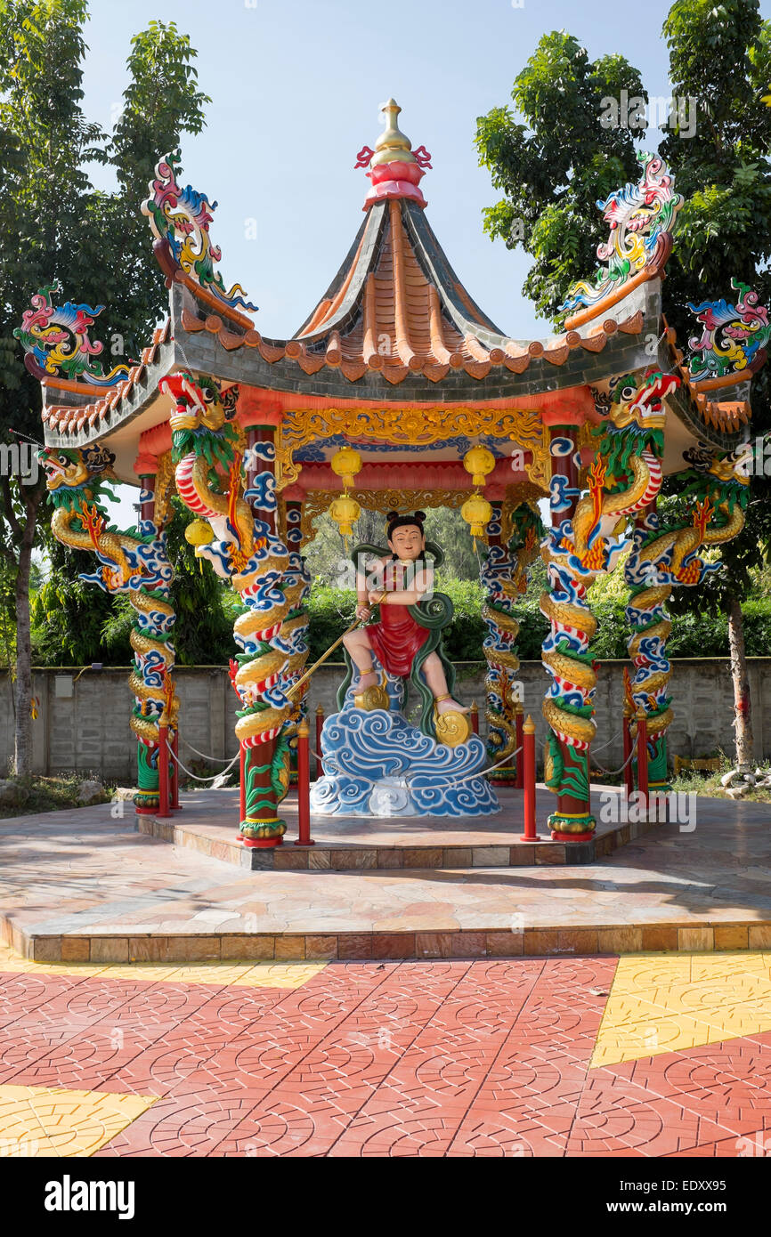 Tempel neben die Brücke am Kwai in Kanchanaburi, Thailand Stockfoto