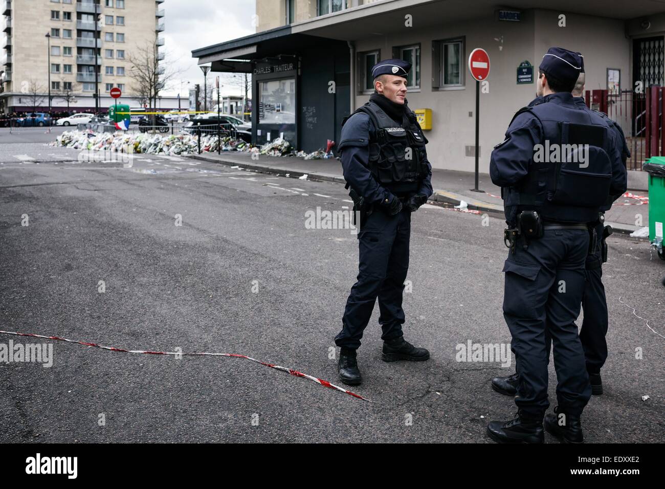 Paris, Frankreich. 11. Januar 2015. Französische Polizisten stehen Wache vor Hyper Casher zwei Tage nach einer Geiselnahme, die zum Tod von 4 jüdische Franzosen und die Geiselnehmer geführt. Bildnachweis: Leo Roman/Alamy Live-Nachrichten Stockfoto