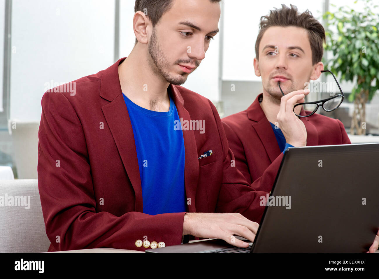 Zwei Brüder Zwillinge arbeiten im Büro Stockfoto