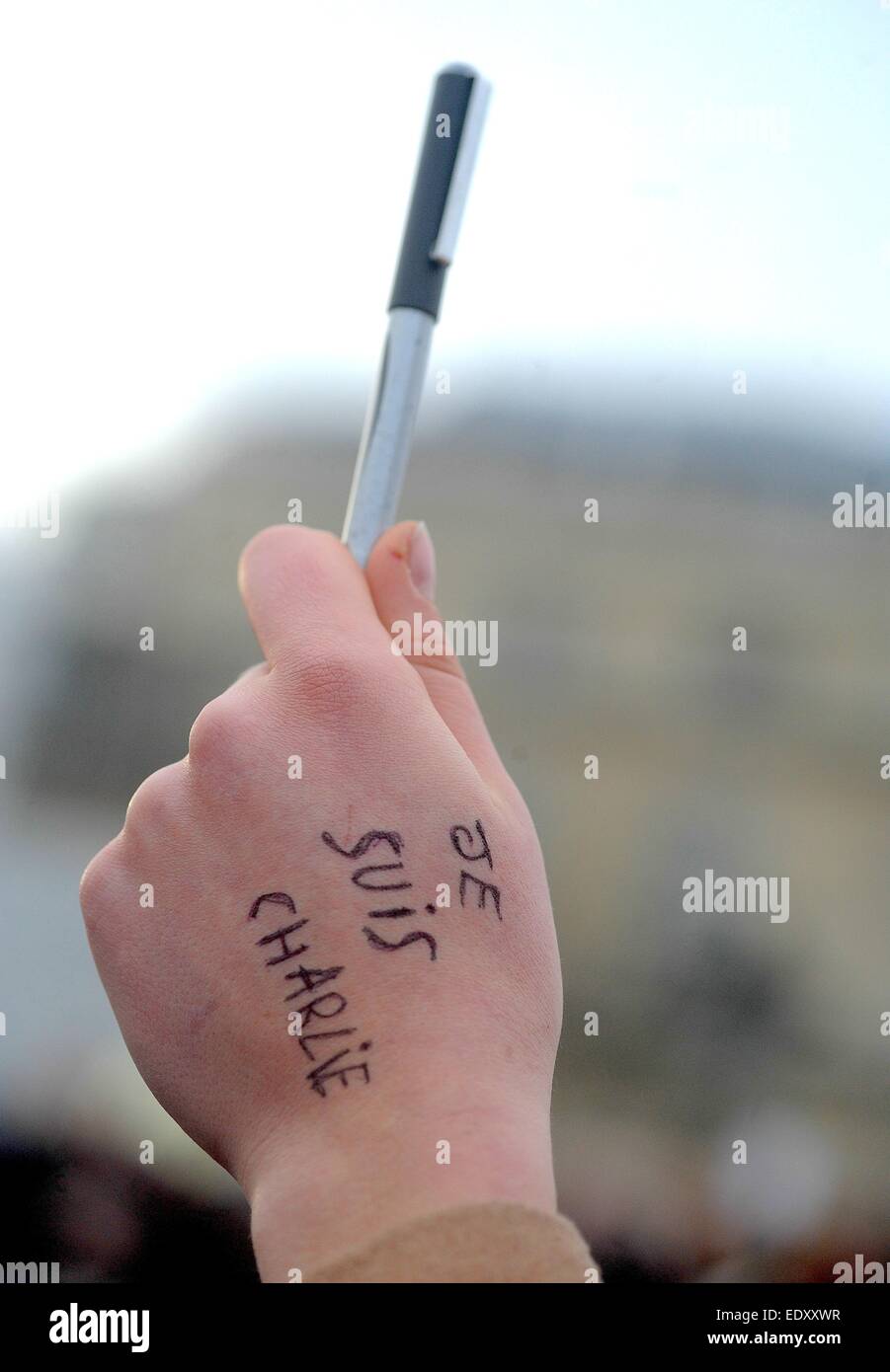 London, UK, United KIngdom, UK. 11. Januar 2015. Hunderte von Menschen versammelten sich am Trafalgar Square, Opfer im Büro Paris von Charlie Hebdo Magazin wo 12 Menschen bei einem Terroranschlag starben getötet Tribut zollen. Es gab auch Plakate und ein Zeichen der Unterstützung für die Opfer des Angriffs in einem koscheren Supermarkt ein paar Tage später, wo 4 Menschen getötet wurden. © Gail Orenstein/ZUMA Draht/Alamy Live-Nachrichten Stockfoto