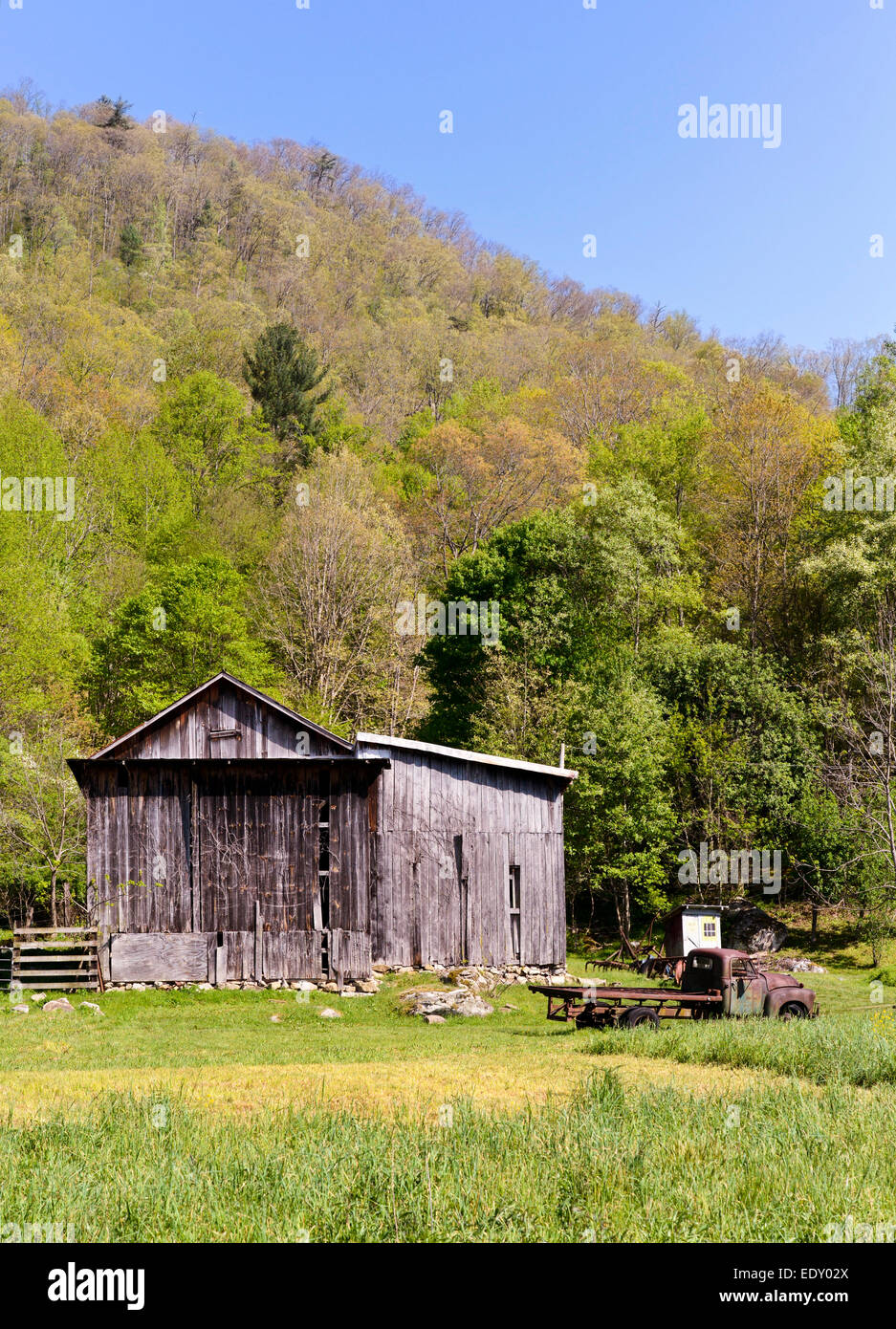 Berg-Bauernhof mit Scheune und rostigen alten LKW Western North Carolina NC Buncombe County. Stockfoto