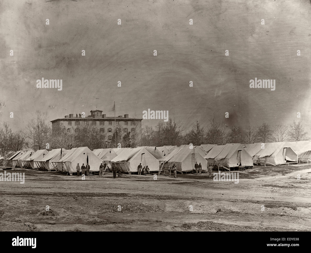 Washington, D.C. Krankenhaus Zelte im Camp Carver mit Columbian College-Gebäude, ca. 1863 Stockfoto