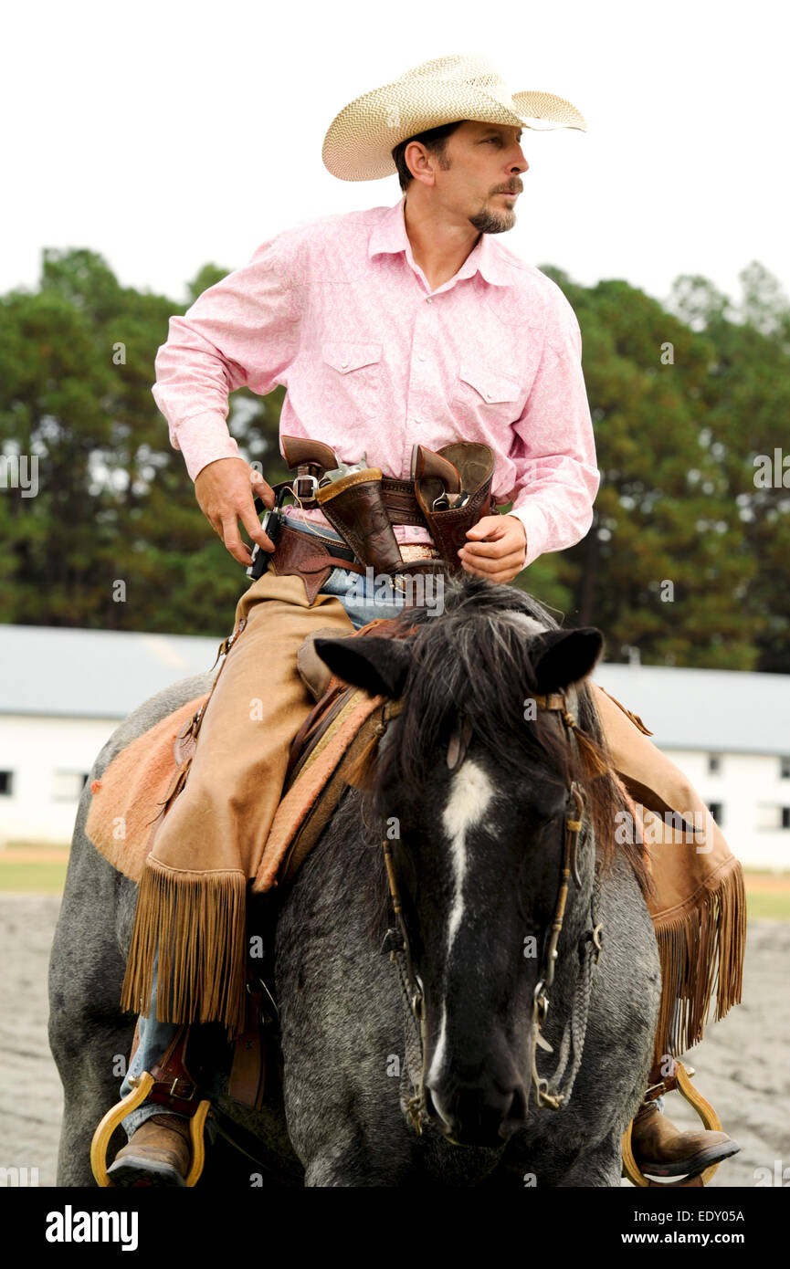 Mann, ein graues Pferd Waffen Holster auf der Messe Scheune und Anschluss in Pinehurst North Carolina Stockfoto