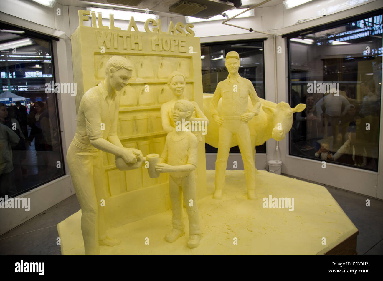 Eine Skulptur aus fast 1.000 Pfund Butter hergestellt und präsentiert eine Fundraising-Kampagne für ein Ernährungsprogramm Bank Milch auf dem display Stockfoto