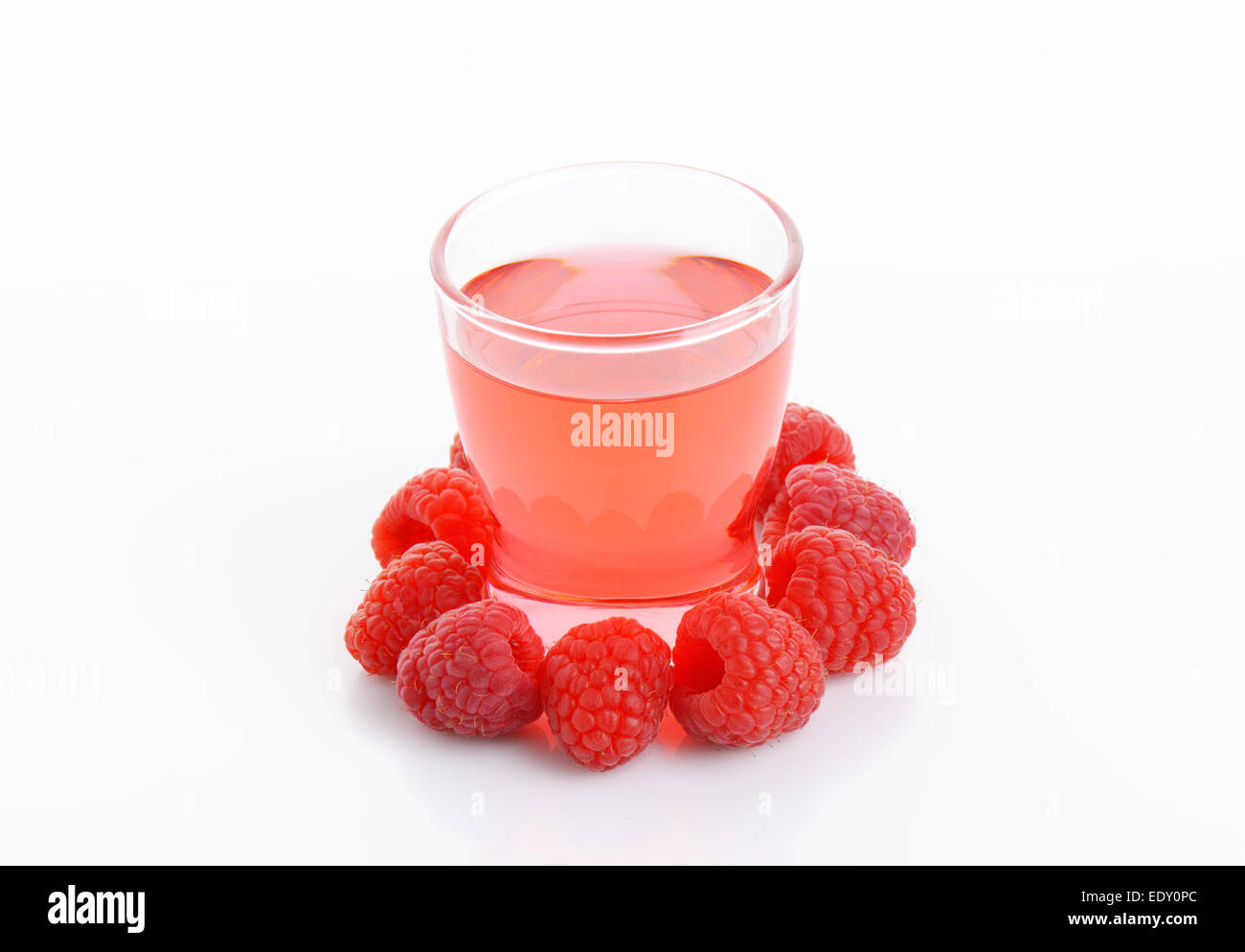 Glas Himbeer-Geschmack trinken und frische Himbeeren Stockfoto