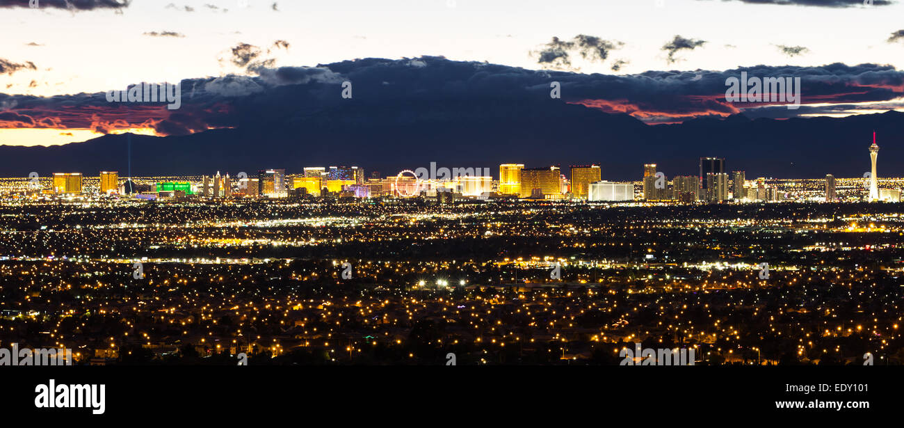 Las Vegas Nevada - Dezember 13: Berühmten Las Vegas Strip bei Sonnenuntergang. Der Streifen ist ca. 4 Meilen lang. 13. Dezember 2014 in Las Vega Stockfoto