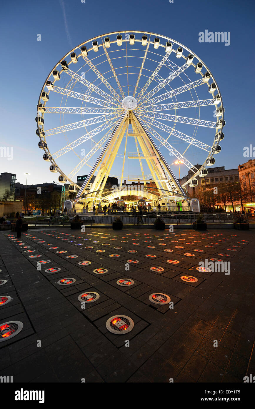 Manchester Piccadilly Gardens Auge beleuchtet nachts mit Farbwechsel Leuchten im Vordergrund wo die Brunnen waren. Stockfoto