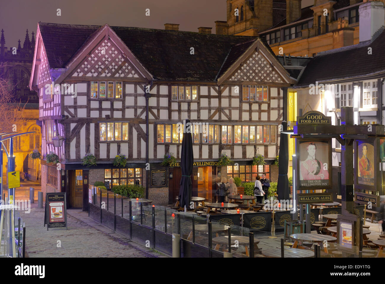 Shambles Square in Manchester. Die alte Wellington Inn und Sinclaires Oyster Bar wurden von ihrem ursprünglichen Speicherort 1999 zog. Stockfoto