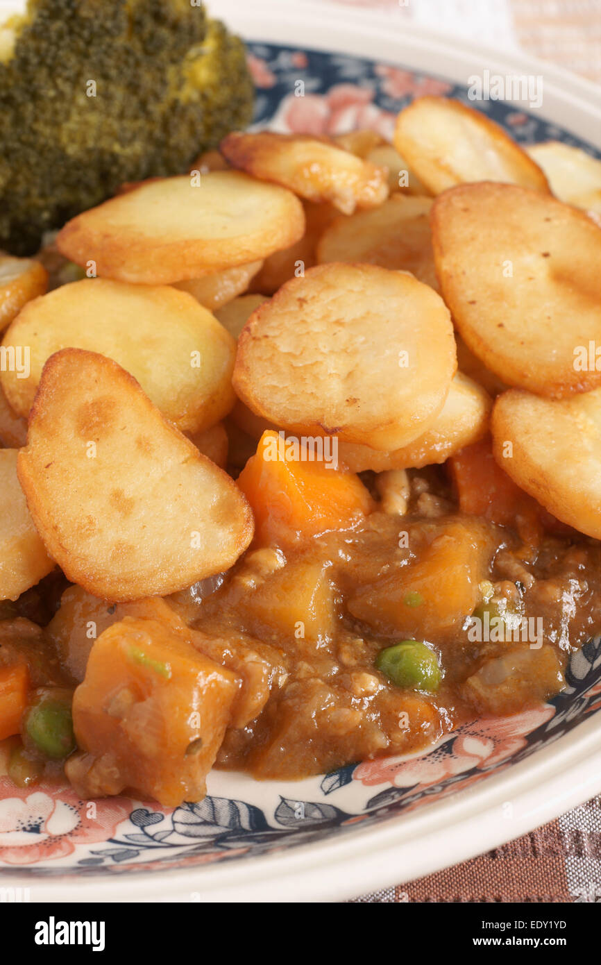 Lancashire Hotpot traditionell hergestellt aus Lamm gekrönt mit in Scheiben geschnittenen Kartoffeln Stockfoto