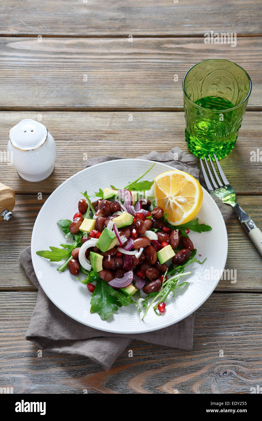Salat mit Avocado und Bohnen, Essen Stockfoto