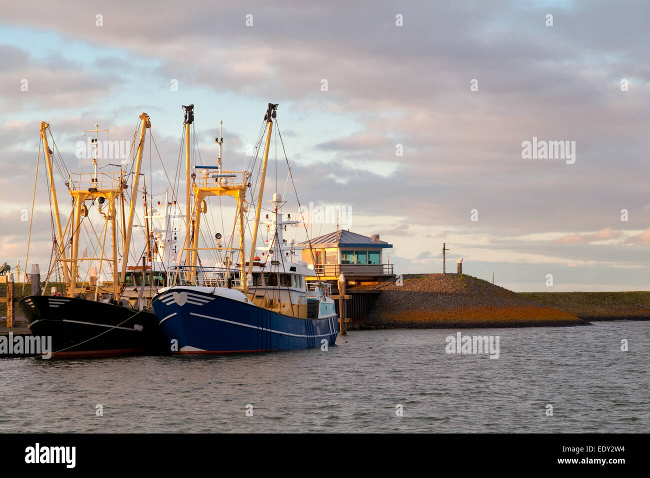 Fischerboote auf dem Wasser im Hafen, Den Oever, Niederlande Stockfoto