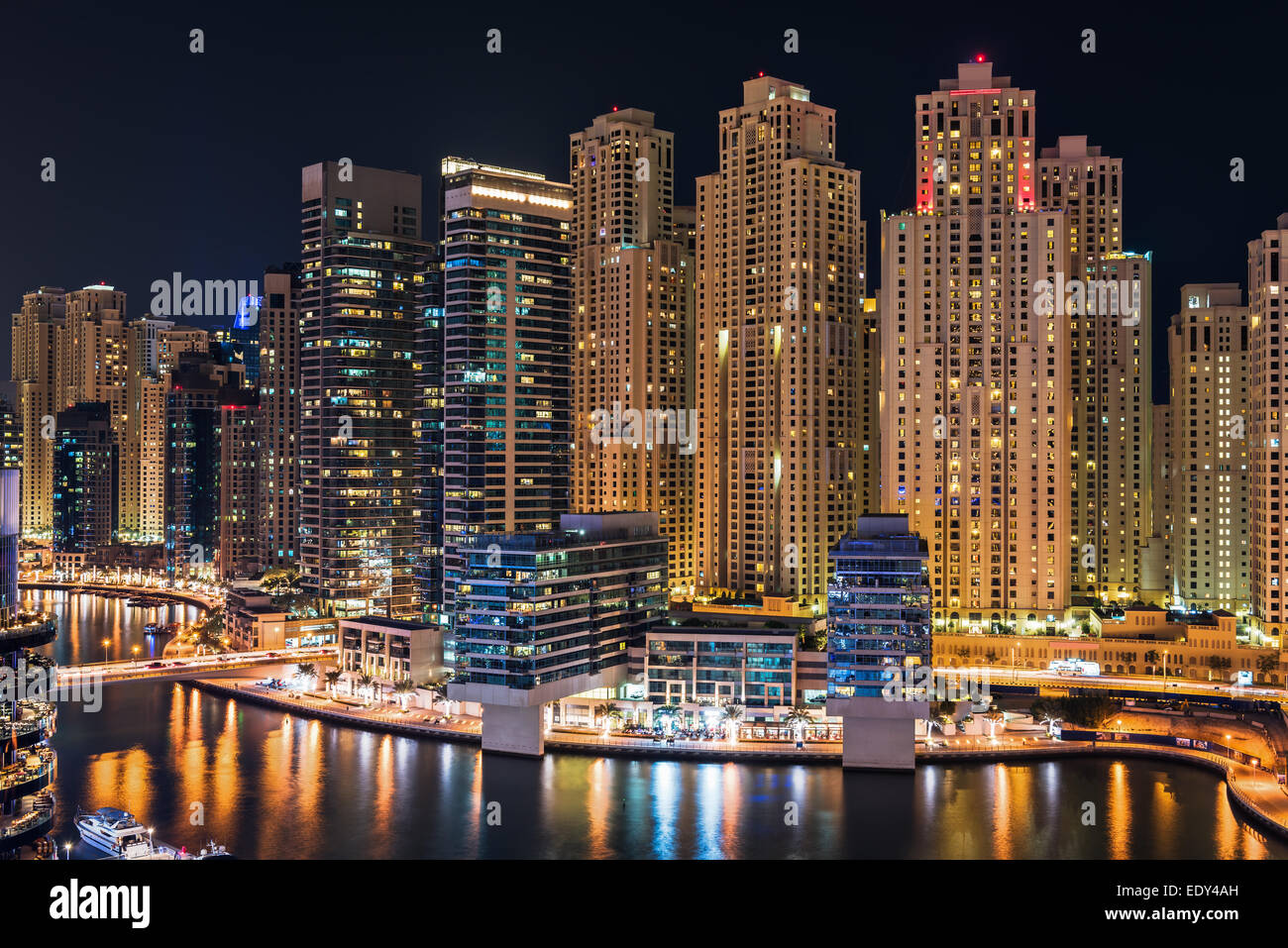 Dubai Marina beleuchtet in der Nacht, Vereinigte Arabische Emirate, Naher Osten Stockfoto