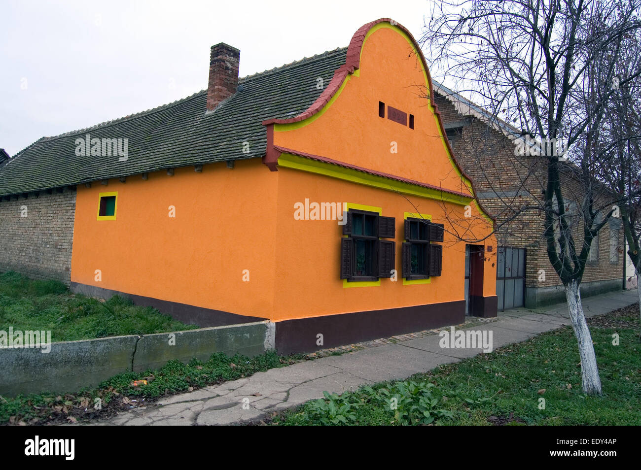 Altes Haus auf dem Lande in Idvor. Idvor ist der Geburtsort des Wissenschaftlers Mihajlo Pupin. Stockfoto