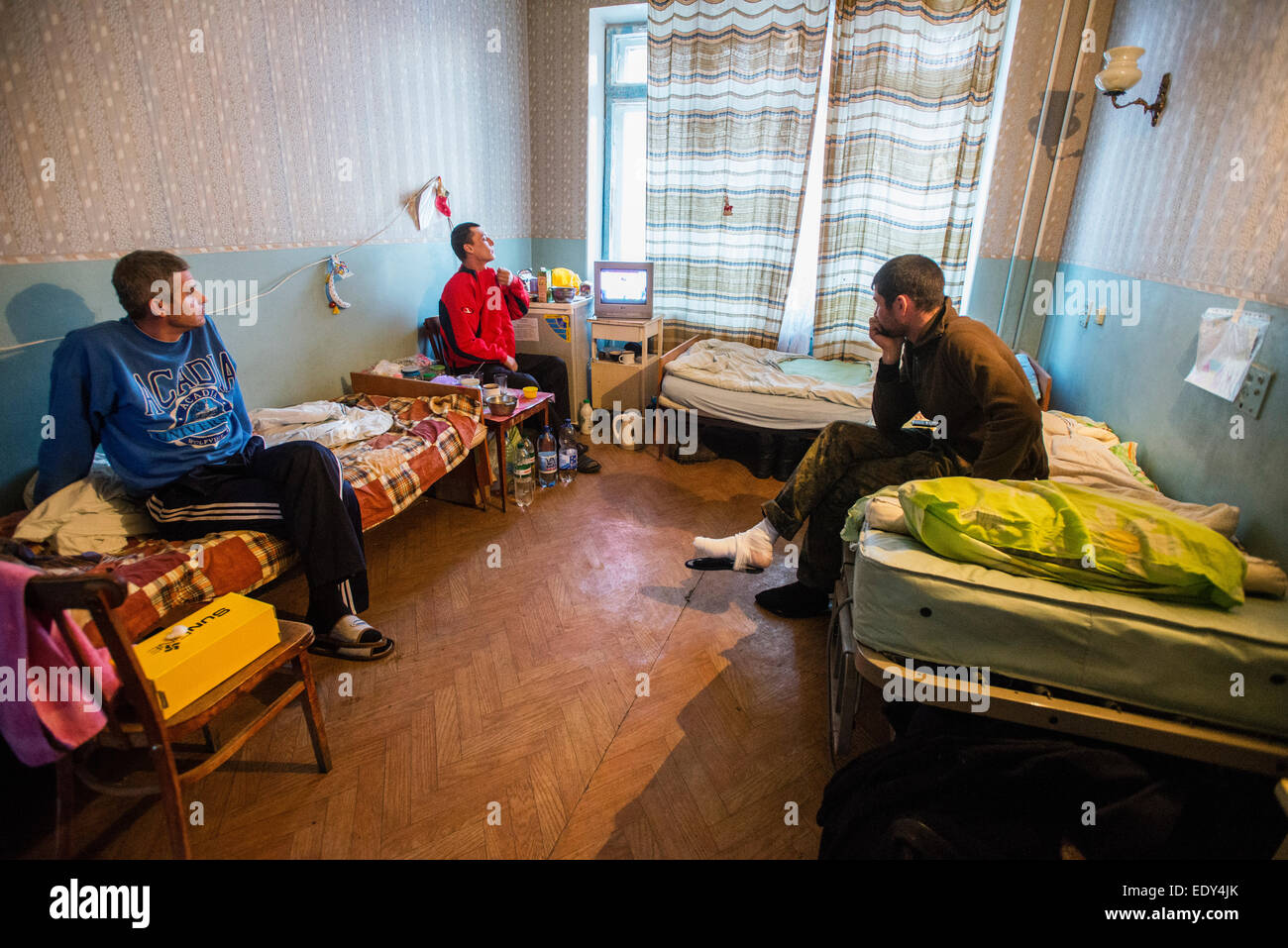 Krankenhaus in der Kurahove Stadt in ATO-Zone. Soldaten werden behandelt in Kurakhoves Klinik in Donezk, Ukraine Stockfoto