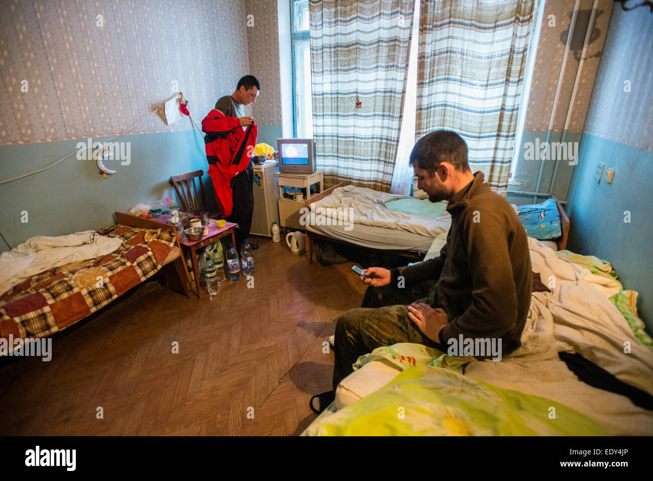 Krankenhaus in der Kurahove Stadt in ATO-Zone. Soldaten werden behandelt in Kurakhoves Klinik in Donezk, Ukraine Stockfoto