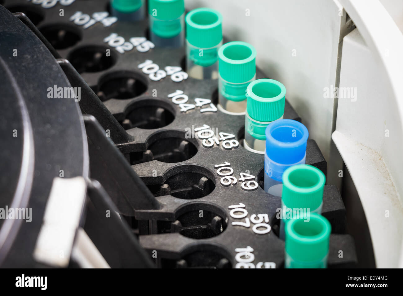 Spinner-Maschine (für Spin Reagenzglas) im Krankenhauslabor (Vignette) Stockfoto