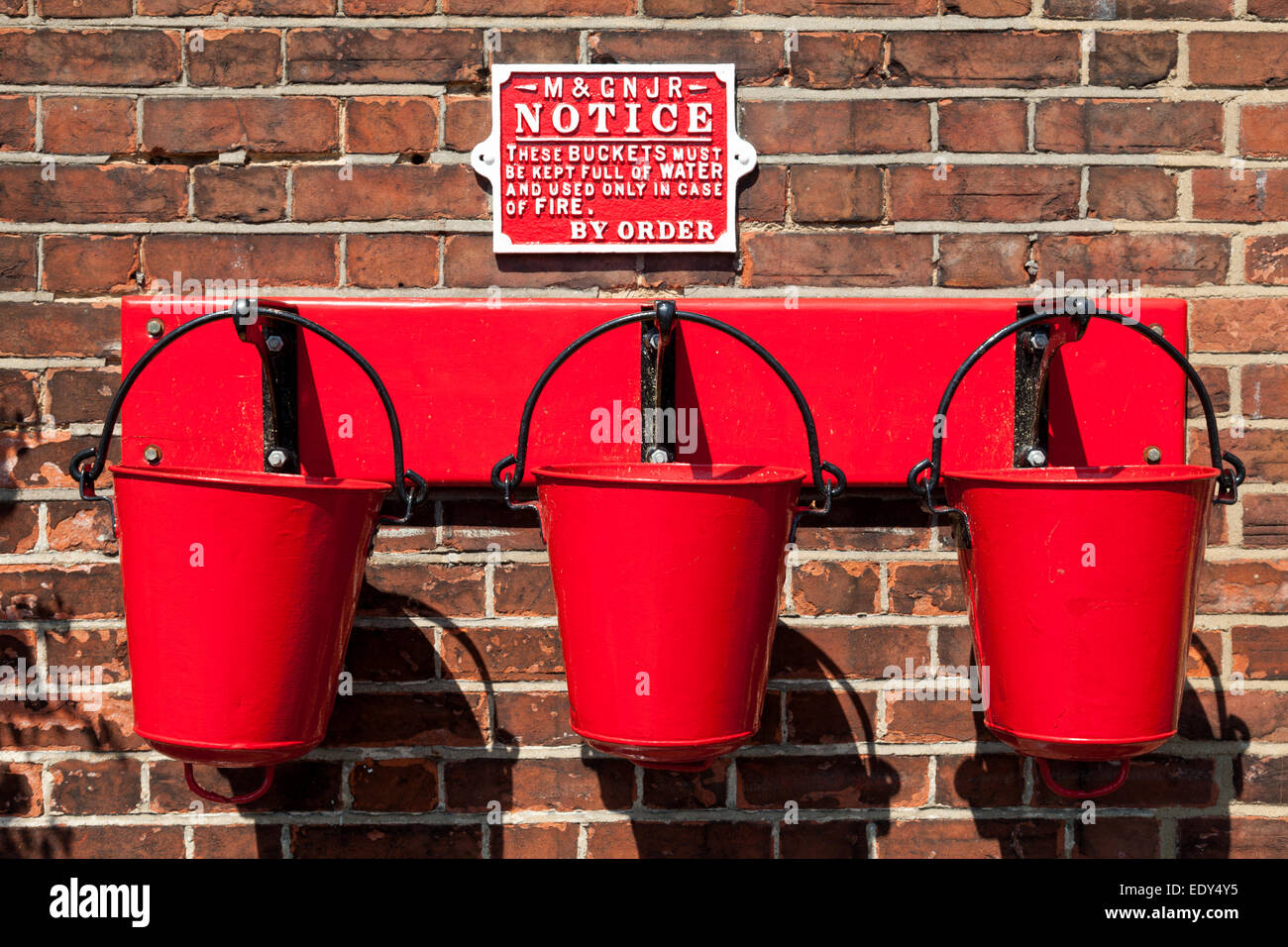 Feuer Eimer auf der Plattform am Bahnhof Sheringham, Norfolk, England, U.K Stockfoto