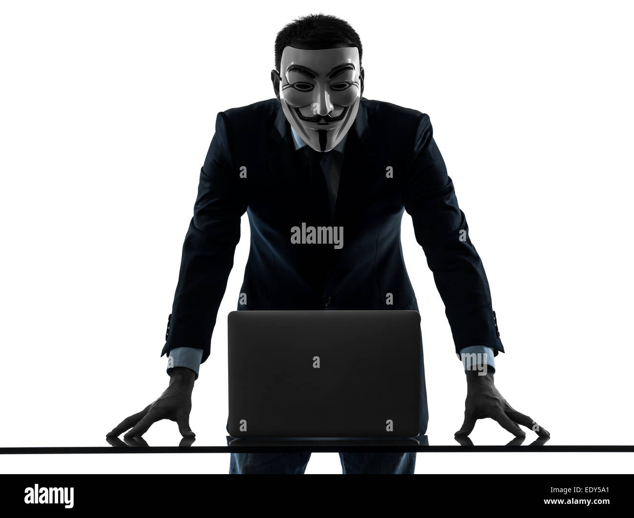 Paris, Frankreich - 30. Oktober 2012: ein Mann gekleidet und maskiert als Mitglied der anonymen Untergrundgruppe Mitgliedscomputer computing am 30. Oktober 2012 in Paris, Frankreich Stockfoto