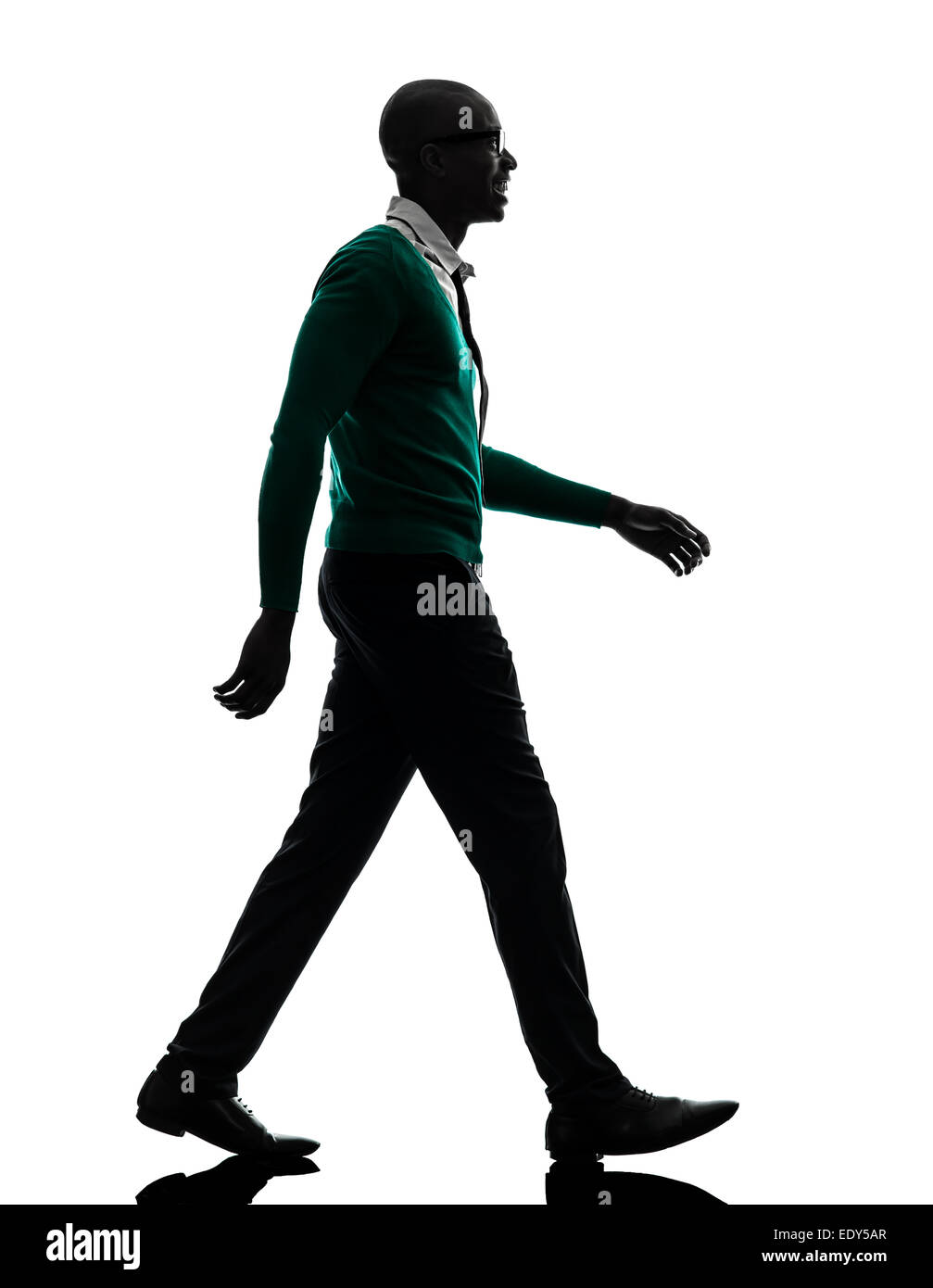 eine afrikanische schwarze Mann zu Fuß in Silhouette Studio auf weißem Hintergrund Stockfoto