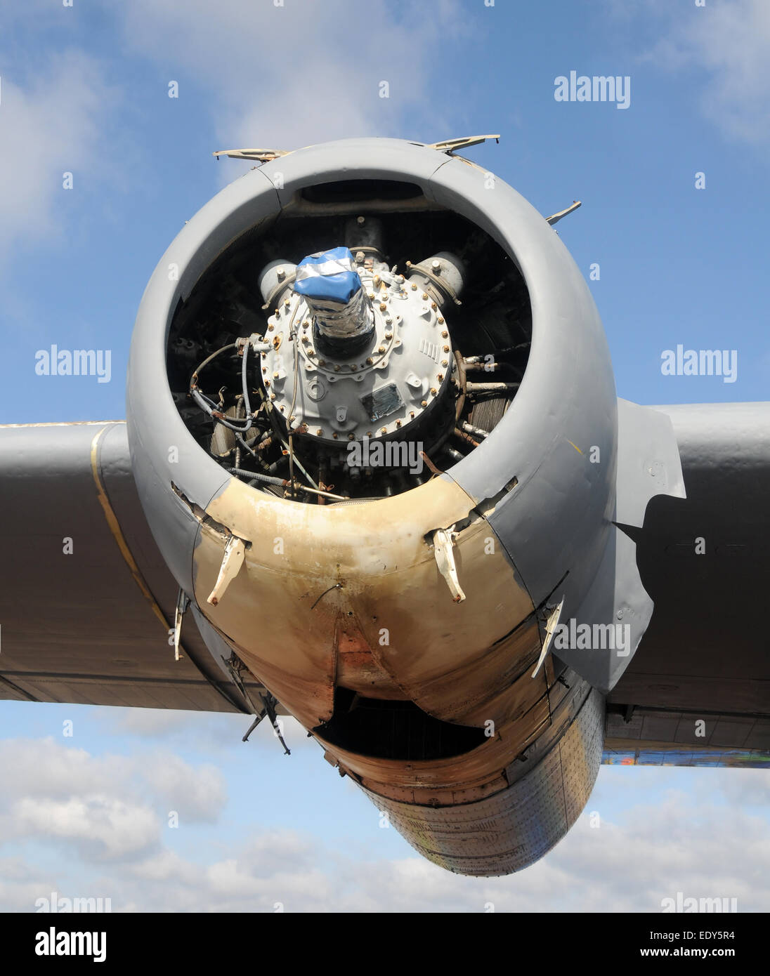 Riesige alte Propeller-Flugzeugmotor in schlechtem Zustand Stockfoto