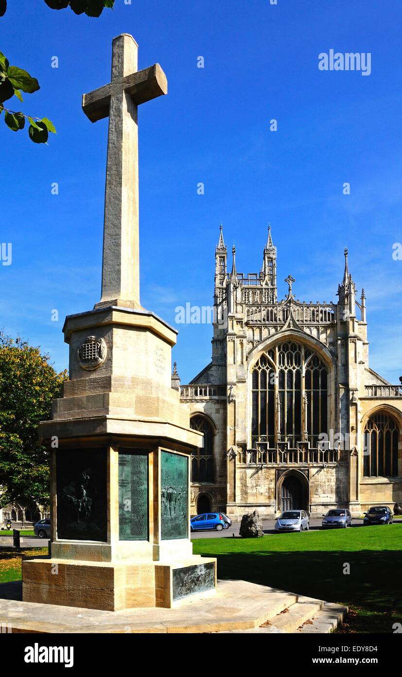 Cathedral Church of St. Peter und der Heiligen und unteilbaren Dreifaltigkeit mit einem Kriegerdenkmal Kreuz in den Vordergrund, Gloucester, Großbritannien. Stockfoto