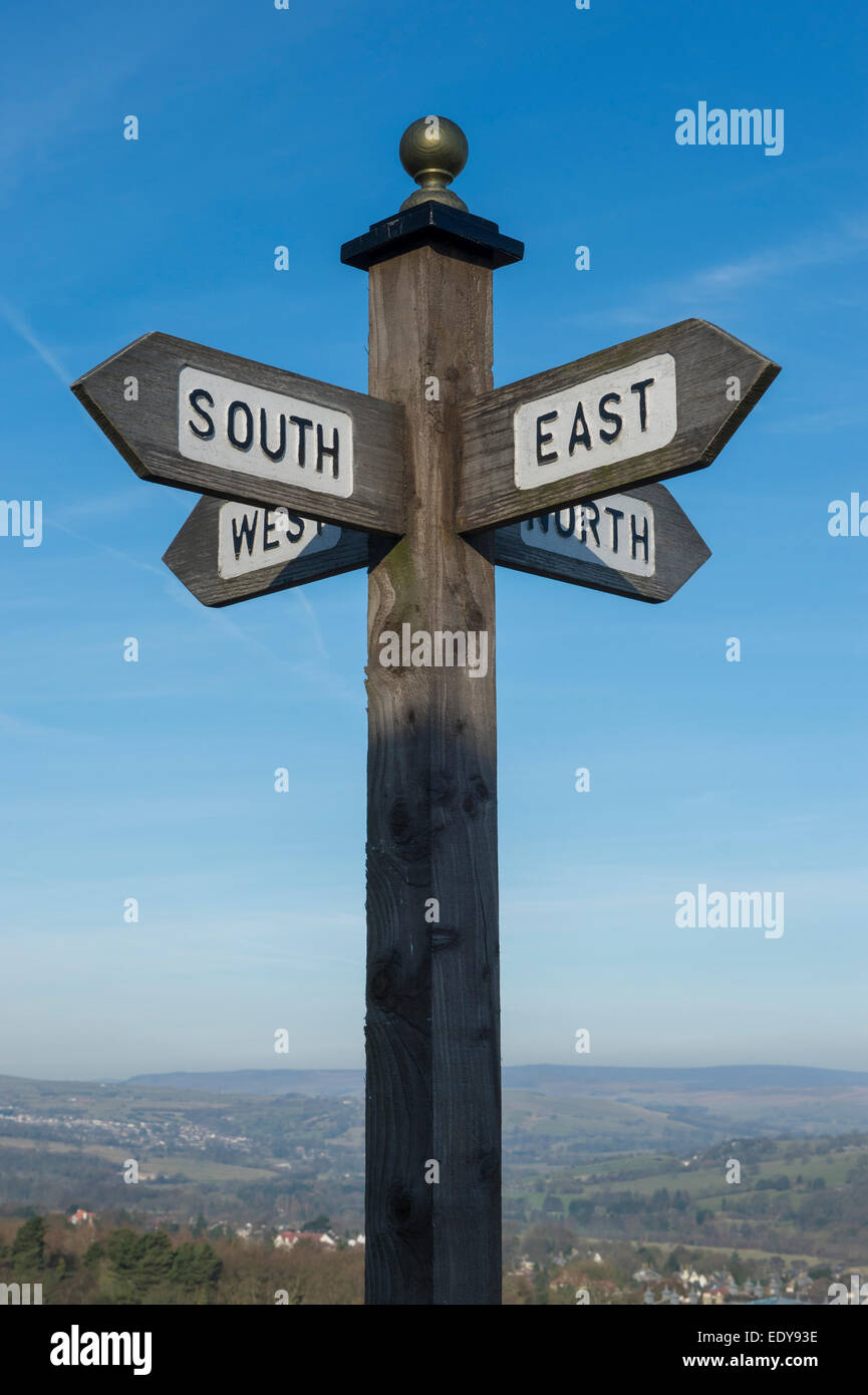 Wegweiser zeigen Richtungen Norden, Süden, Osten und Westen. Stockfoto
