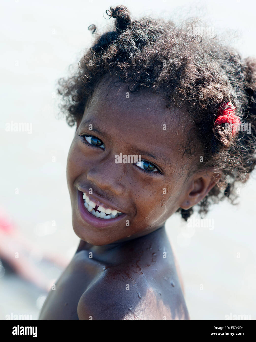Junges Mädchen aus armen Nachbarort posiert für Fotos in der Karibik in der Nähe von Cartagena, Kolumbien. Stockfoto