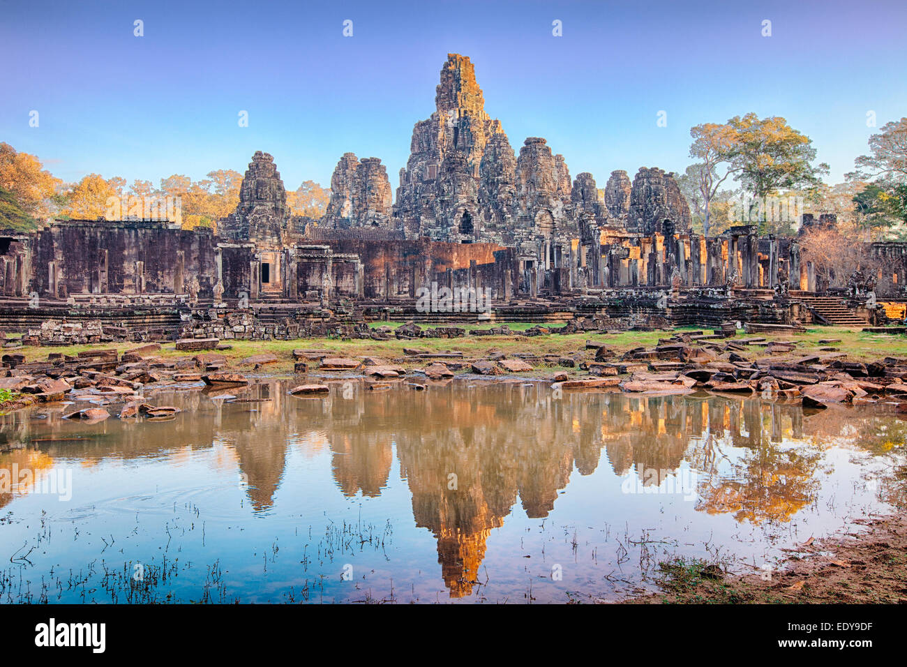 Bayon Tempel Landschaft auf Sonnenaufgang. Reflexion über Gesichter Schnitzereien im See Stockfoto